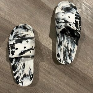 CROCS Monochrome Marble Slide Sandals